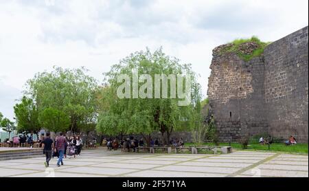 Diyarbakir / Türkei - 05/01/2019: Alte Stadtmauern in der Stadt Diyarbakir, Türkei. Die Menschen laufen um die Stadtmauern und ruhen sich aus. Stockfoto