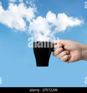 Die Wolken am Himmel wie Dampf, der aus einem aufsteigt tasse Kaffee