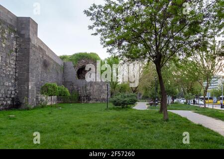 Diyarbakir / Türkei - 05/01/2019: Alte Stadtmauern in der Stadt Diyarbakir, Türkei. Die Menschen laufen um die Stadtmauern und ruhen sich aus. Stockfoto