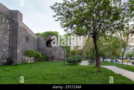 Diyarbakir / Türkei - 05/01/2019: Alte Stadtmauern in der Stadt Diyarbakir, Türkei. Die Menschen laufen um die Stadtmauern und ruhen sich aus. Stockfoto