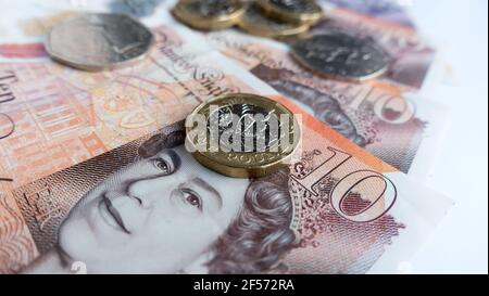 Englische Pfund-Währung mit polymeren Geldscheinen und Sterling-Münzen Stockfoto