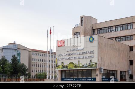 Diyarbakir / Türkei - 05/01/2019: Eingang des Rathauses von Diyarbakır. Diyarbakir Metropolitan Municipality. Diyarbakır, Türkei. Stockfoto