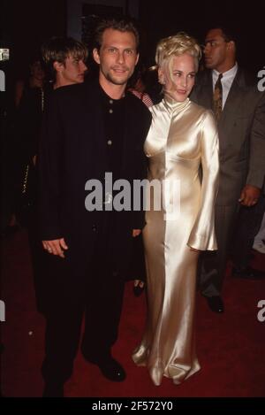 Christian Slater und Patricia Arquette während der 'True Romance' Los Angeles Premiere in Los Angeles, Kalifornien 8. September 1993 Credit: Ralph Dominguez/MediaPunch Stockfoto