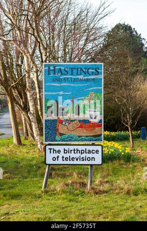 "Hastings and St. Leonards - der Geburtsort des Fernsehens" -Schild. Eines von mehreren Mosaikzeichen von Hastings und St. Leonards an den Eingängen zur Stadt Stockfoto