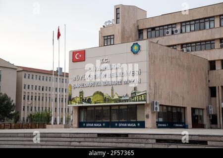 Diyarbakir / Türkei - 05/01/2019: Eingang des Rathauses von Diyarbakır. Diyarbakir Metropolitan Municipality. Diyarbakır, Türkei. Stockfoto