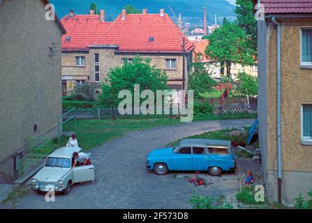 Trabant und Wartburg auf einem Wohngebiet, 19. Mai 1990, nur vier Monate vor der deutschen Wiedervereinigung, Meiningen, Thüringen, DDR Stockfoto