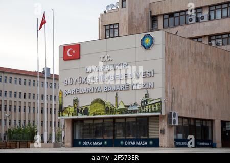 Diyarbakir / Türkei - 05/01/2019: Eingang des Rathauses von Diyarbakır. Diyarbakir Metropolitan Municipality. Diyarbakır, Türkei. Stockfoto