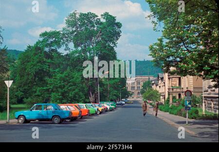 Geparkte Autos, russische Soldaten, 19. Mai 1990, nur vier Monate vor der deutschen Wiedervereinigung, Meiningen, Thüringen, DDR Stockfoto