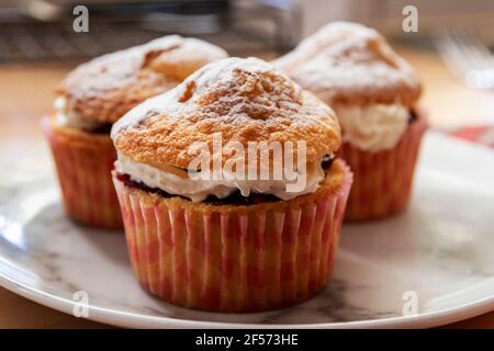 Drei Cupcakes mit frischer Sahne und Marmelade/Gelee Stockfoto