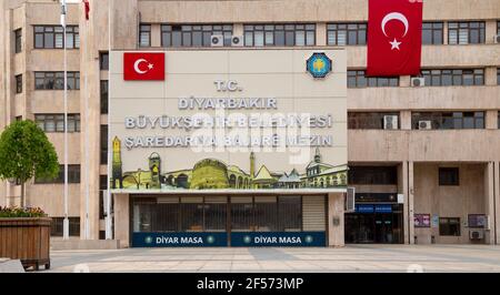 Diyarbakir / Türkei - 05/01/2019: Eingang des Rathauses von Diyarbakır. Diyarbakir Metropolitan Municipality. Diyarbakır, Türkei. Stockfoto