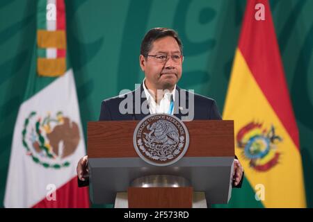 Mexiko-Stadt, Mexiko-Stadt, Mexiko. März 2021, 24th. Der bolivianische Präsident Luis Arce Catacora spricht während einer Pressekonferenz während seines Besuchs bei Mexikos Präsident Lopez Obrador im Nationalpalast am 24. März 2021 in Mexiko-Stadt, Mexiko. Quelle: Julian Lopez/eyepix/ZUMA Wire/Alamy Live News Stockfoto