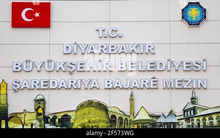 Diyarbakir / Türkei - 05/01/2019: Eingang des Rathauses von Diyarbakır. Diyarbakir Metropolitan Municipality. Diyarbakır, Türkei. Stockfoto