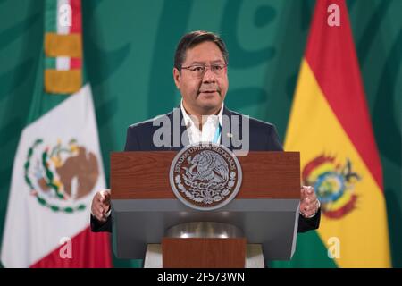 Mexiko-Stadt, Mexiko-Stadt, Mexiko. März 2021, 24th. Der bolivianische Präsident Luis Arce Catacora spricht während einer Pressekonferenz während seines Besuchs bei Mexikos Präsident Lopez Obrador im Nationalpalast am 24. März 2021 in Mexiko-Stadt, Mexiko. Quelle: Julian Lopez/eyepix/ZUMA Wire/Alamy Live News Stockfoto