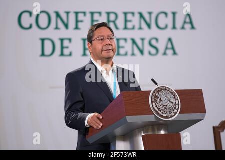 Mexiko-Stadt, Mexiko-Stadt, Mexiko. März 2021, 24th. Der bolivianische Präsident Luis Arce Catacora spricht während einer Pressekonferenz während seines Besuchs bei Mexikos Präsident Lopez Obrador im Nationalpalast am 24. März 2021 in Mexiko-Stadt, Mexiko. Quelle: Julian Lopez/eyepix/ZUMA Wire/Alamy Live News Stockfoto