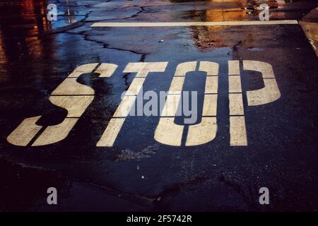 Stop-Schild auf dem Boden an einem regnerischen Tag Stockfoto