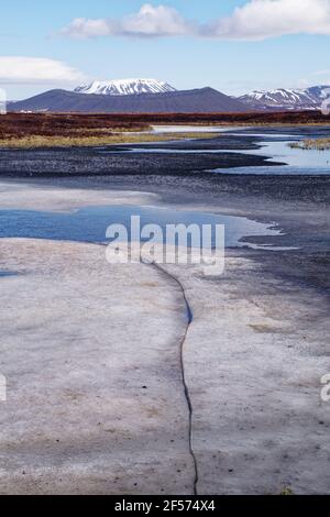 Gefrorener See mit Hverfjall Krater im HintergrundSee Myvatn Island LA008965 Stockfoto