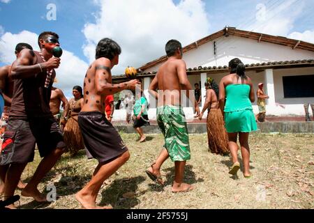 pau brasil, bahia, brasilien - 16. april 2012: Indigene Pataxo Ha ha hae führen einen typischen Tanz nach dem Einmarsch in eine Farm in der ländlichen Gegend der Stadt Stockfoto