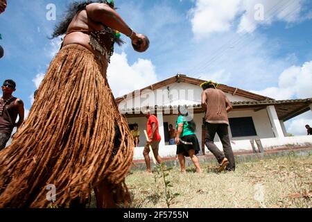 pau brasil, bahia, brasilien - 16. april 2012: Indigene Pataxo Ha ha hae führen einen typischen Tanz nach dem Einmarsch in eine Farm in der ländlichen Gegend der Stadt Stockfoto