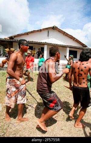 pau brasil, bahia, brasilien - 16. april 2012: Indigene Pataxo Ha ha hae führen einen typischen Tanz nach dem Einmarsch in eine Farm in der ländlichen Gegend der Stadt Stockfoto