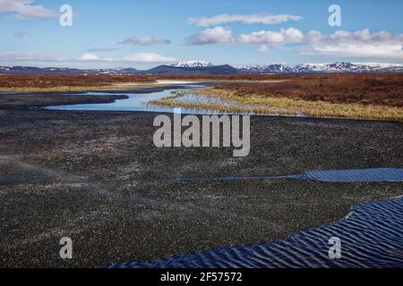 Gefrorener See mit Hverfjall Krater im HintergrundSee Myvatn Island LA008973 Stockfoto