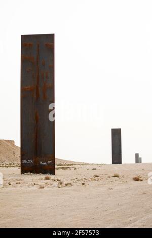 Richard Serra Skulptur in der Wüste, Katar Stockfoto