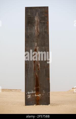 Richard Serra Skulptur in der Wüste, Katar Stockfoto