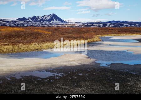 Gefrorener See mit schneebedeckten BergenSee Myvatn Island LA008977 Stockfoto