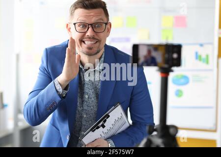 Lächelnder Geschäftsmann erzählt Geschäftsgeheimnisse und Coach Ausbildung Stockfoto