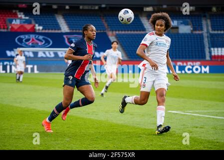 Marie Antoinette Katoto von Paris Saint Germain und Wendie Renard von Olympique Lyonnais kämpfen um den Ball während der UEFA Women's Champions League, Viertelfinale, 1st-Bein-Fußballspiel zwischen Paris Saint-Germain und Olympique Lyonnais am 24. März 2021 im Parc des Princes Stadion in Paris, Frankreich - Foto Melanie Laurent / A2M Sport Consulting / DPPI Stockfoto