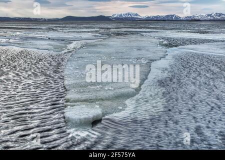 Gefrorener See mit Hverfjall Krater im HintergrundSee Myvatn Island LA008989 Stockfoto