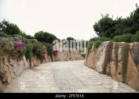 Private Eingangsstraße zu einer privaten Villa in Sardinien Italien Stockfoto