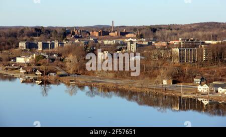 Nördlicher Teil der Stadt am Wasser, Blick vom High Bridge Gehweg in Richtung Marist College Campus, Poughkeepsie, NY, USA Stockfoto