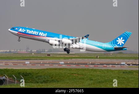 Air Tahiti Nui Airbus A340-300 F-OSUN Passagierflugzeug Abflug und Steigen Sie am Flughafen Paris Charles de Gaulle aus Stockfoto