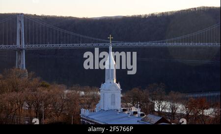 Kirchturm der Kirche unserer Lieben Frau von Mt Carmel, Mid-Hudson Brücke im Hintergrund, Blick von der High Bridge (Spaziergang über den Hudson) bei Sonnenuntergang Stockfoto