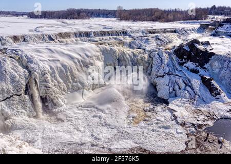 Das Tauwetter beginnt an den gefrorenen Rutschen de la Chaudière in Quebec City, Kanada Stockfoto