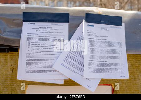 Toronto, Kanada. März 2021, 21st. Papiere mit Inschriften auf einem winzigen tragbaren Unterstand von Privatbürger Khaleel Seivwright für Obdachlose im Trinity Bellwood's Park während COVID-19 Pandemie gebaut gesehen. Die Stadt Toronto hat gedroht, die Schutzräume zu entfernen, obwohl sie die Mehrheit der Unterstützung von Stadtbewohnern haben. (Foto: Shawn Goldberg/SOPA Images/Sipa USA) Quelle: SIPA USA/Alamy Live News Stockfoto