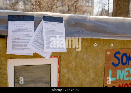 Toronto, Kanada. März 2021, 21st. Papiere mit Inschriften auf einem winzigen tragbaren Unterstand von Privatbürger Khaleel Seivwright für Obdachlose im Trinity Bellwood's Park während COVID-19 Pandemie gebaut gesehen. Die Stadt Toronto hat gedroht, die Schutzräume zu entfernen, obwohl sie die Mehrheit der Unterstützung von Stadtbewohnern haben. (Foto: Shawn Goldberg/SOPA Images/Sipa USA) Quelle: SIPA USA/Alamy Live News Stockfoto