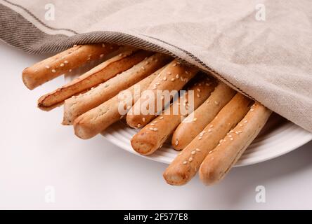 Nahaufnahme von frisch gebackenen italienischen Grissini-Brotstäbchen mit abgedeckt Stoff Stockfoto