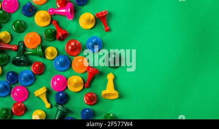 Viele bunte Spielsteine, Plastikfiguren Stockfoto