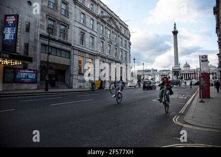 London, Großbritannien, 19th Mar 2021, Radler knallen Wheelies Kredit: Loredana Sangiuliano/Alamy Live News Stockfoto