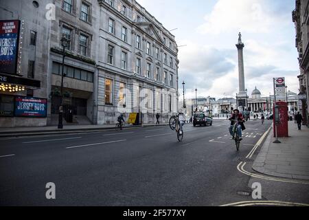 London, Großbritannien, 19th Mar 2021, Radler knallen Wheelies Kredit: Loredana Sangiuliano/Alamy Live News Stockfoto
