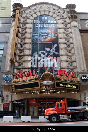 New York, NY, USA. März 2021, 24th. Regal Cinemas wird im April nach der COVID-19-Pandemie die Kinos wieder eröffnen. New York City am 24. März 2021 Credit: RW/Media Punch/Alamy Live News Stockfoto