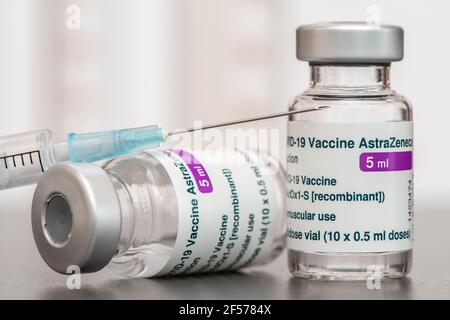 Original Impfampullen mit Impfstoff gegen Covid-19 Pandemie Stockfoto