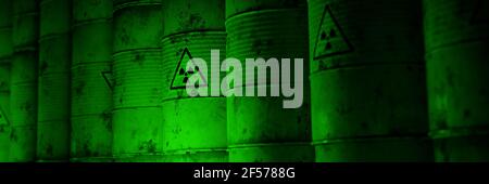 Radioaktiver Abfall in Fässern, Hintergrundbanner Stockfoto