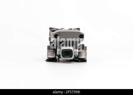 Riga, Lettland - 24. März 2021 : DJI Mavic 2 Pro mit Hasselblad-Kamera isoliert auf weißem Hintergrund, Vorderansicht, Nahaufnahme Stockfoto