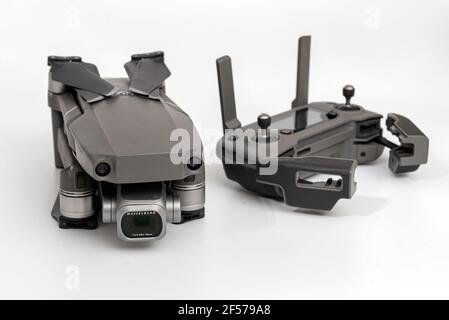 Riga, Lettland - 24. März 2021 : DJI Mavic 2 Pro mit Hasselblad Kamera und Fernbedienung isoliert auf weißem Hintergrund, Nahaufnahme Stockfoto