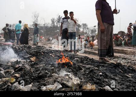 24. März 2021, Cox's Bazar, Bangladesh: Rohingya-Menschen, die Kinder inkudieren, suchen Tage nach einem Brand in einem Flüchtlingslager in Ukhia im südöstlichen Cox-Distrikt Bazar in Bangladesch nach einem Aschefund im Balukhali-Rohingya-Flüchtlingslager, in dem 15 Menschen ums Leben kamen und 400 Einwohner vermisst wurden. (Bild: © Kazi Salahuddin via ZUMA Wire) Stockfoto