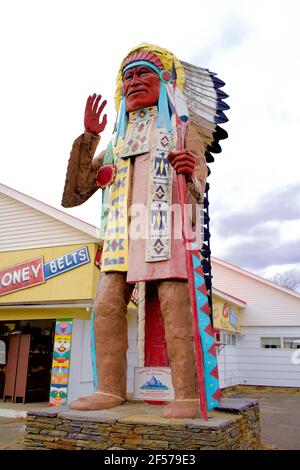 Native View Trading Post ist seit den 1950er Jahren Geschenkemporium auf dem Mohawk Trail. Es befindet sich in Shelburne Falls, Massachusetts, USA. Stockfoto