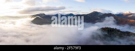 Luftpanorama des Nebel über dem Newlands Valley in der Lake District Stockfoto