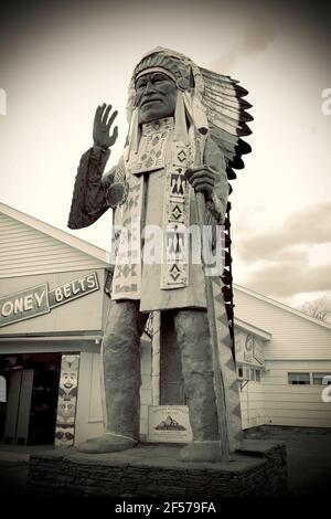 Native View Trading Post ist seit den 1950er Jahren Geschenkemporium auf dem Mohawk Trail. Es befindet sich in Shelburne Falls, Massachusetts, USA. Stockfoto